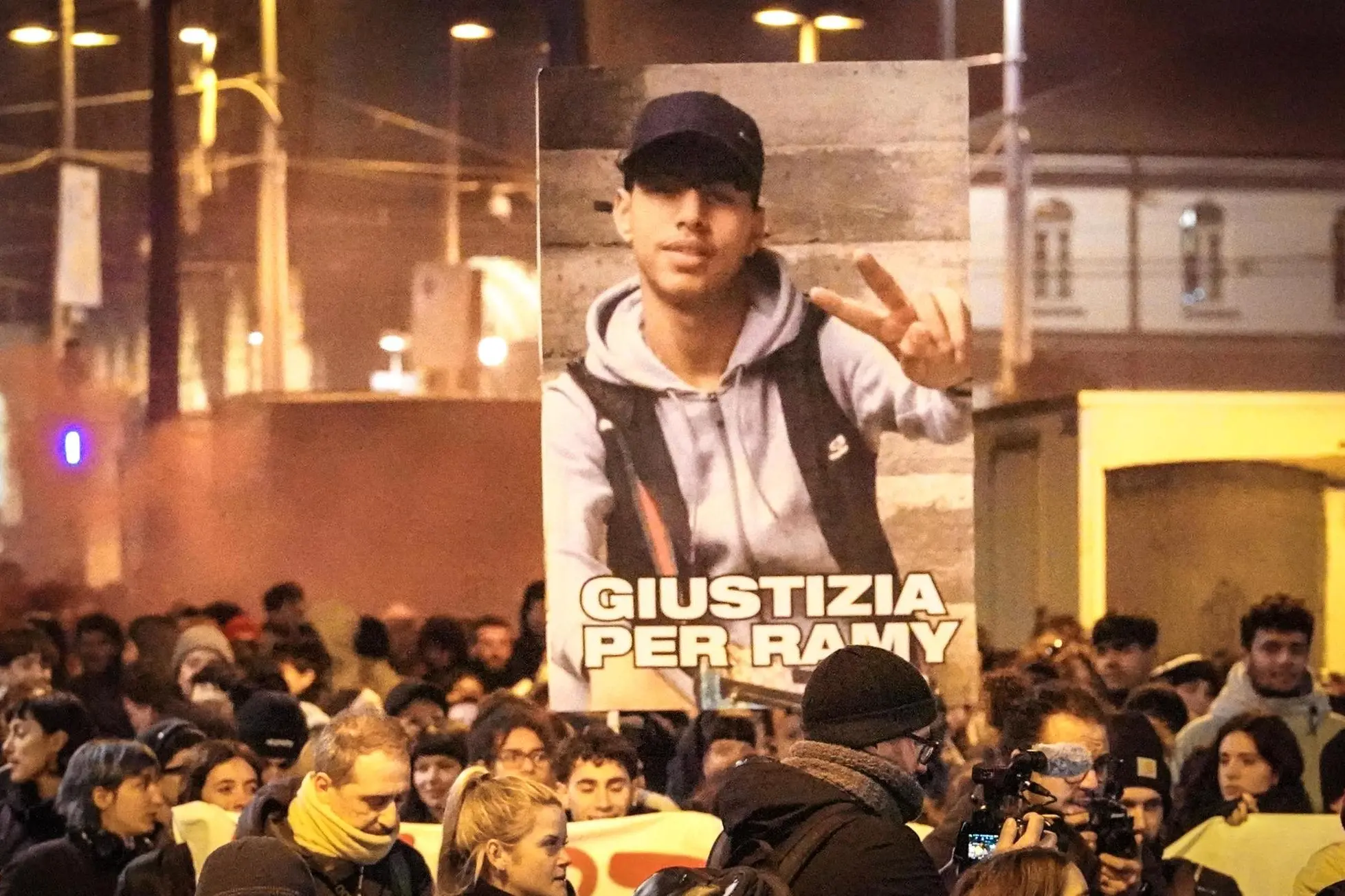 Un corteo in memoria di Ramy Elgaml, il 19enne morto lo scorso 24 novembre durante un inseguimento a Milano (Ansa)