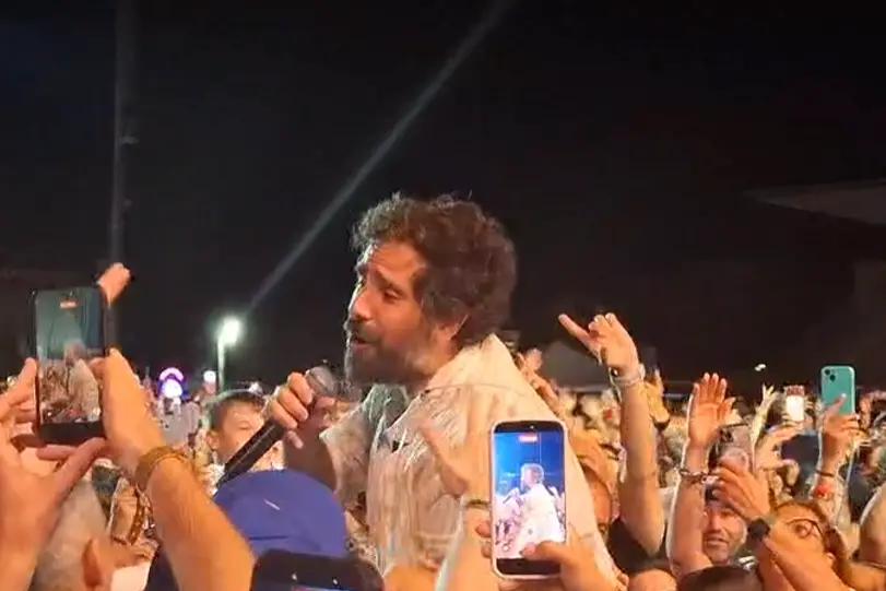 "Sardegna ti amo", Tommaso Paradiso saluta il pubblico di Iglesias