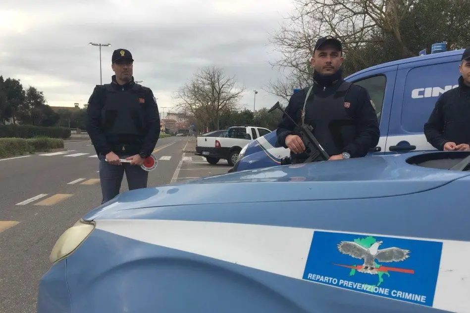 Gli agenti della questura di Oristano (foto L'Unione Sarda-Sanna)
