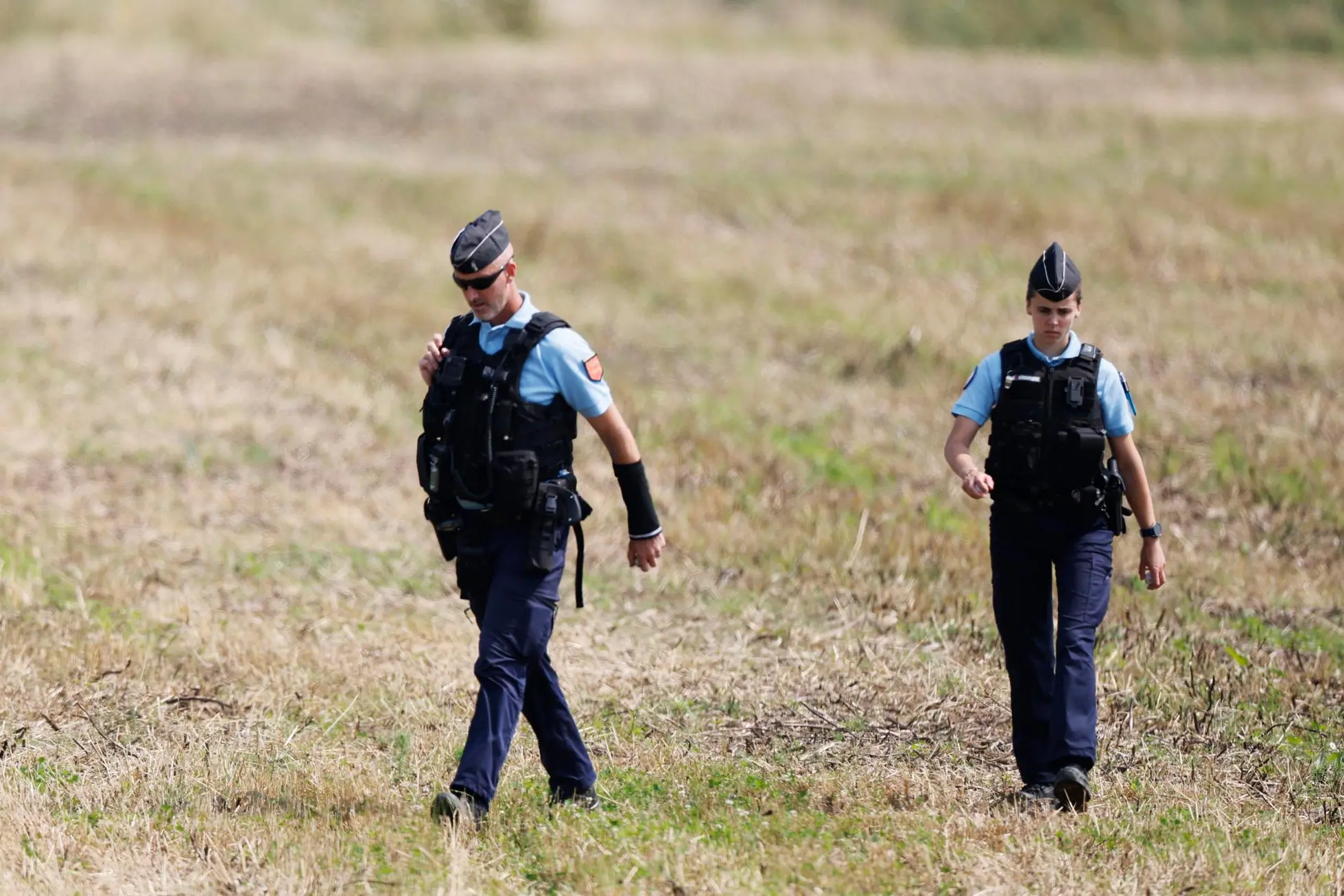 Una foto di archivio mostra due gendarmi francesi in servizio. Orrore nel nord della Francia dove nei pressi di un parco è stato rinvenuto il cadavere di un uomo di 32 anni sgozzato e sventrato, in una scena che rievoca le vicende di Jack lo Squartatore. E a Pont-de-Metz, località del ritrovamento, nei pressi di Amiens, è caccia all'uomo per tentare di catturare l'autore del barbaro assassinio. France, 02 August 2024. EPA/ERIK S. LESSER