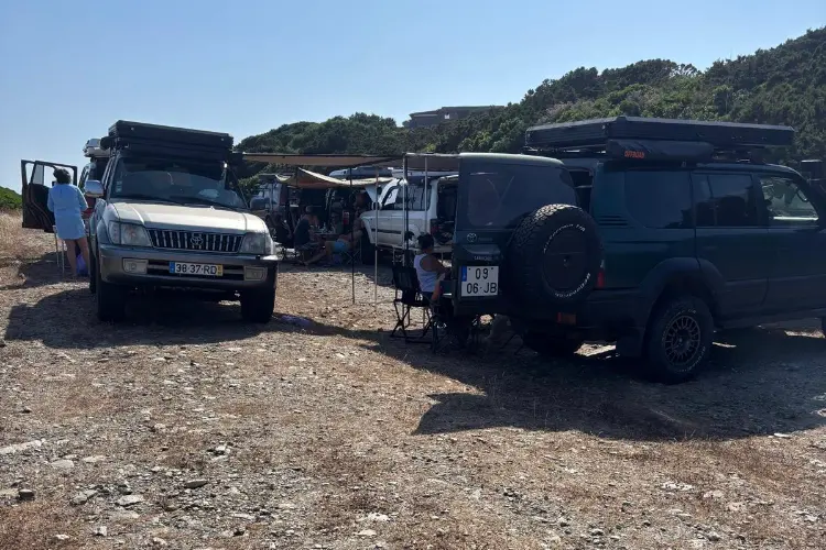 Le auto e le tende all'Asinara (foto Pala)