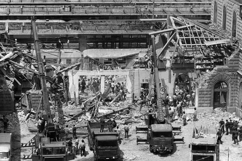 La stazione di Bologna dopo lo scoppio della bomba (Ansa)