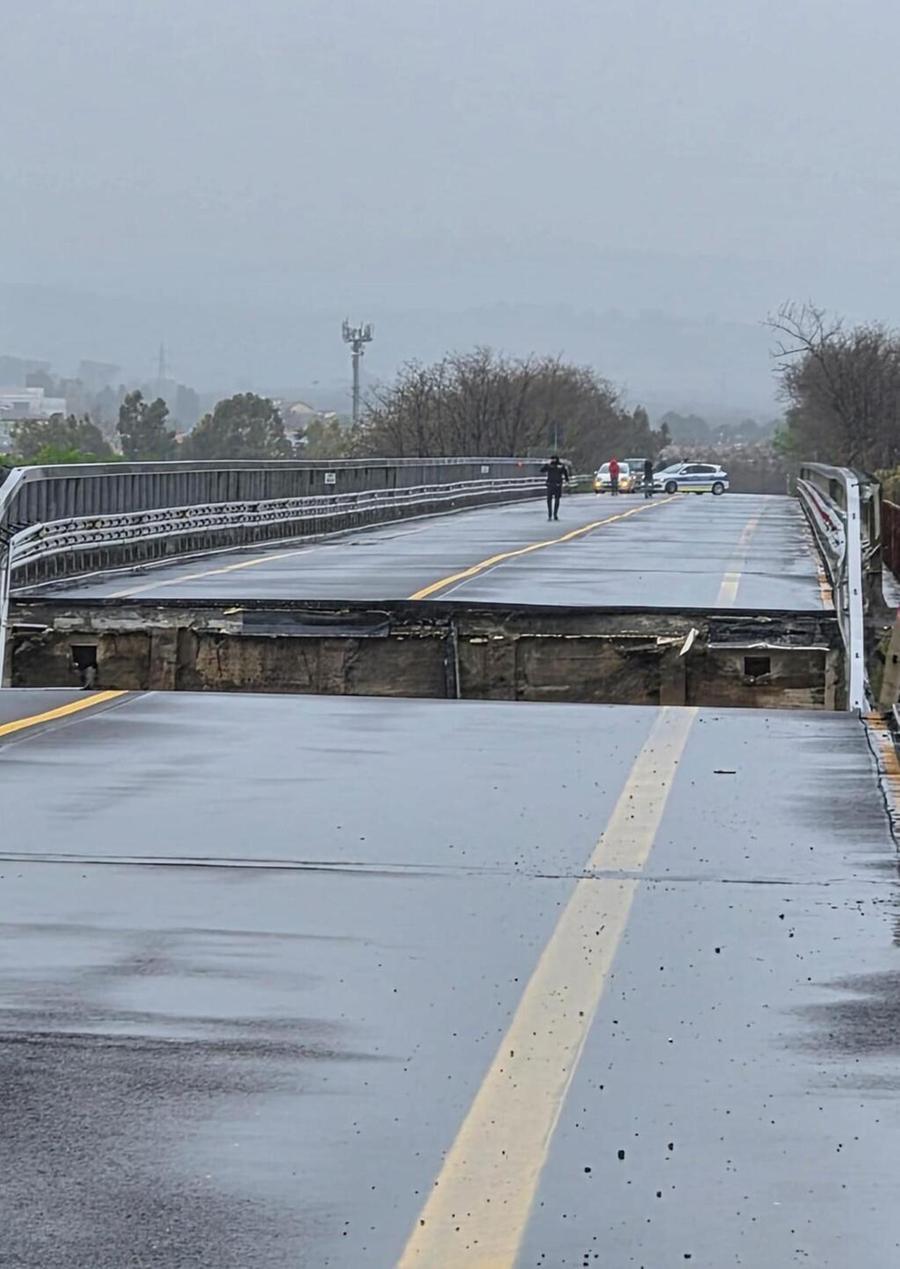 Centro-Sud in ginocchio: crolla un ponte, si temono vittime
