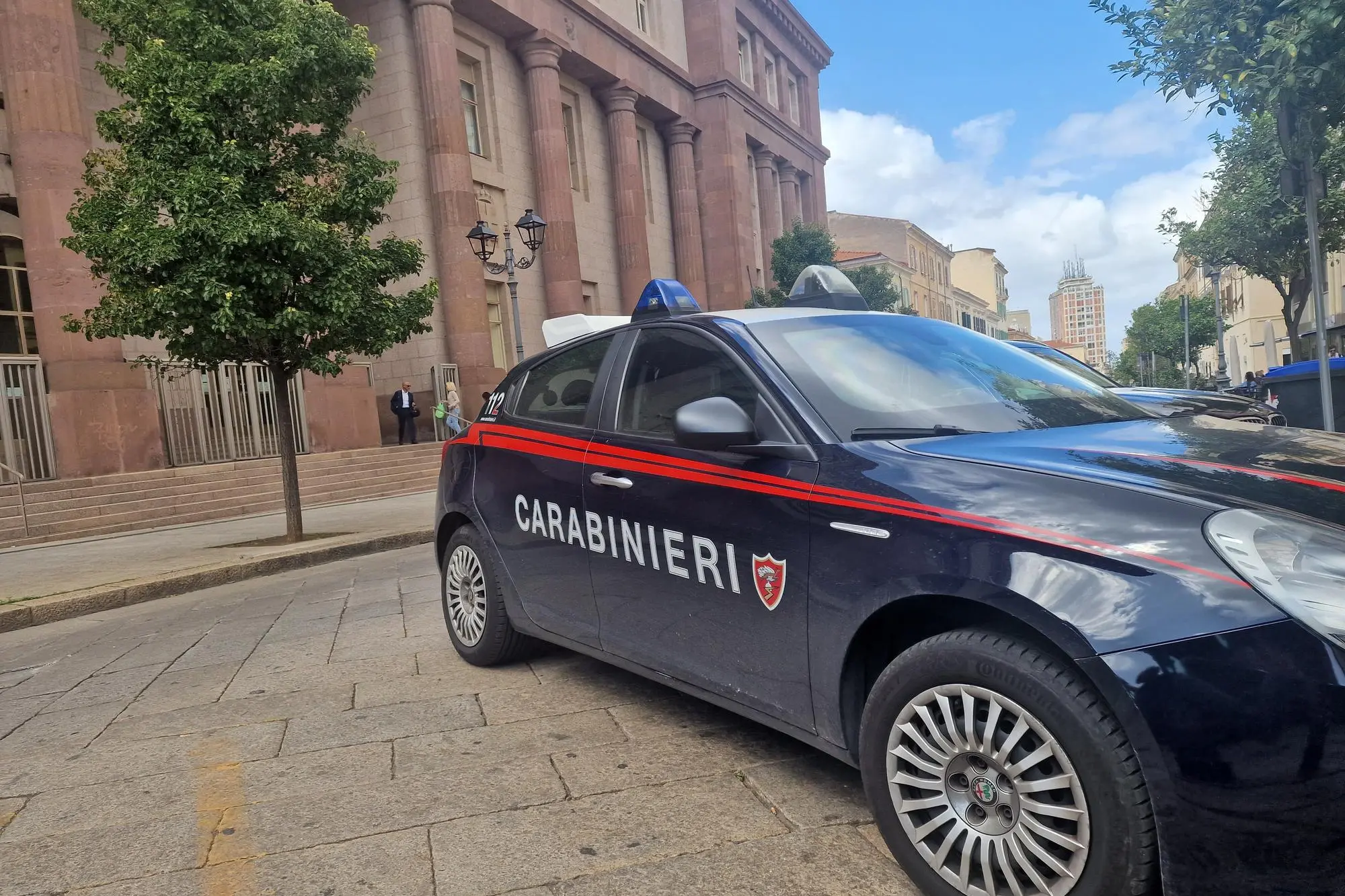 Carabinieri davanti al Tribunale di Sassari