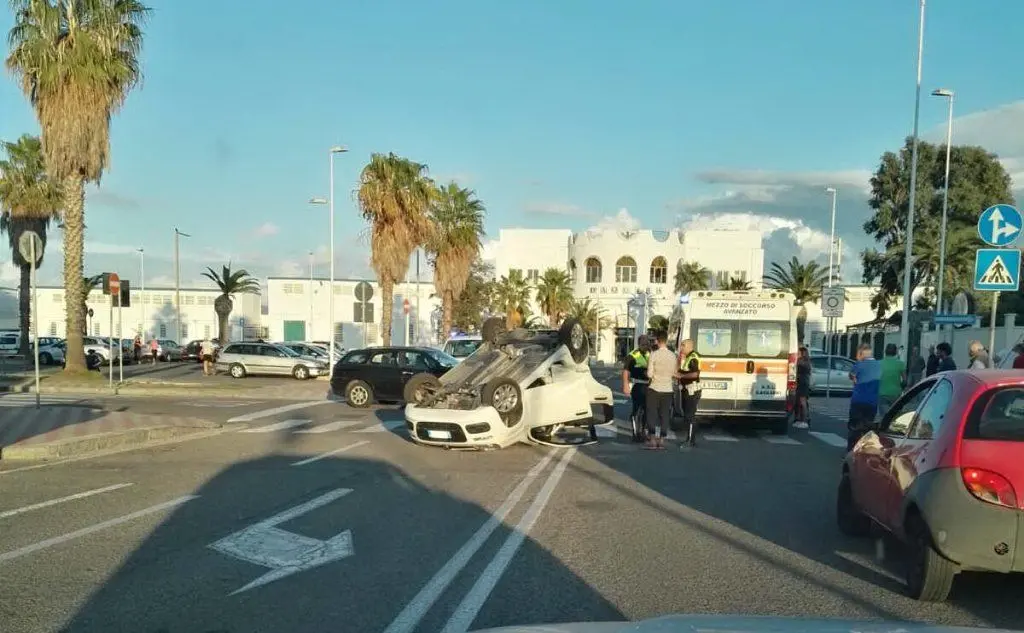 L'incidente stradale (la foto è del nostro lettore Enrico Montalbano)