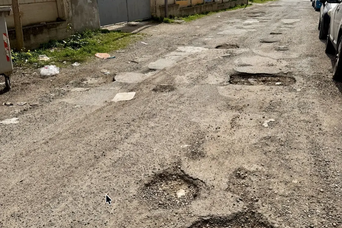 Strade cittadine dissestate (foto Fiori)