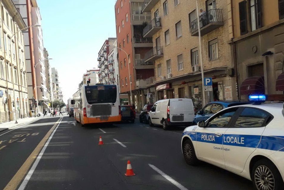 L'incidente in via Sonnino (foto polizia municipale di Cagliari)