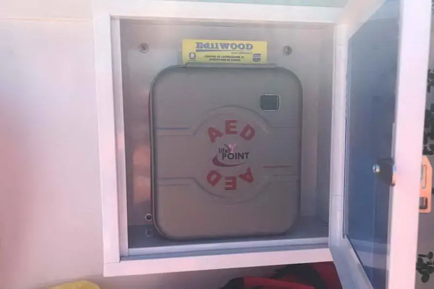 Il defibrillatore regalato ai gestori della piscina