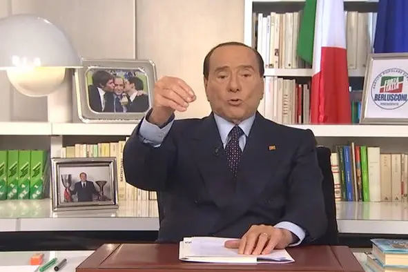 Un frame tratto da un video pubblicato da Silvio Berlusconi su facebook. ++++ FACEBOOK/SILVIO BERLUSCONI +++ NPK +++ ATTENZIONE L'IMMAGINE NON PUO' ESSERE RIPRODOTTA SENZA L'AUTORIZZAZIONE DELLA FONTE CUI SI RINVIA +++