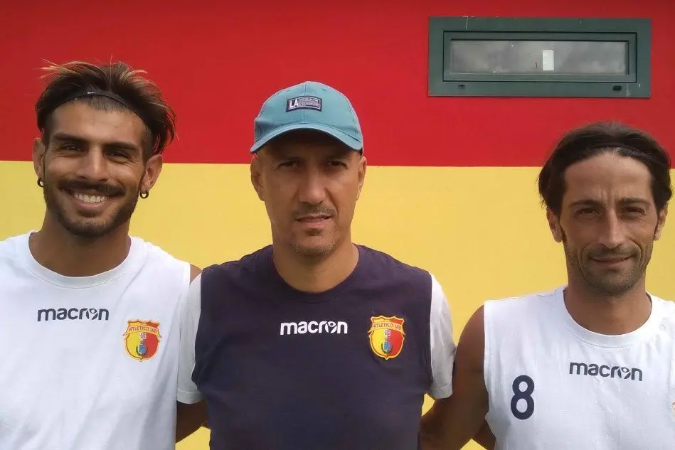 Da sinistra Alessio Fadda, l'allenatore Peppone Salaris e il capitano Alessandro Piras (foto Tellini)