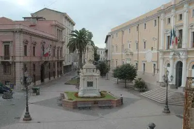 La statua di Eleonora nell'omonima piazza a Oristano