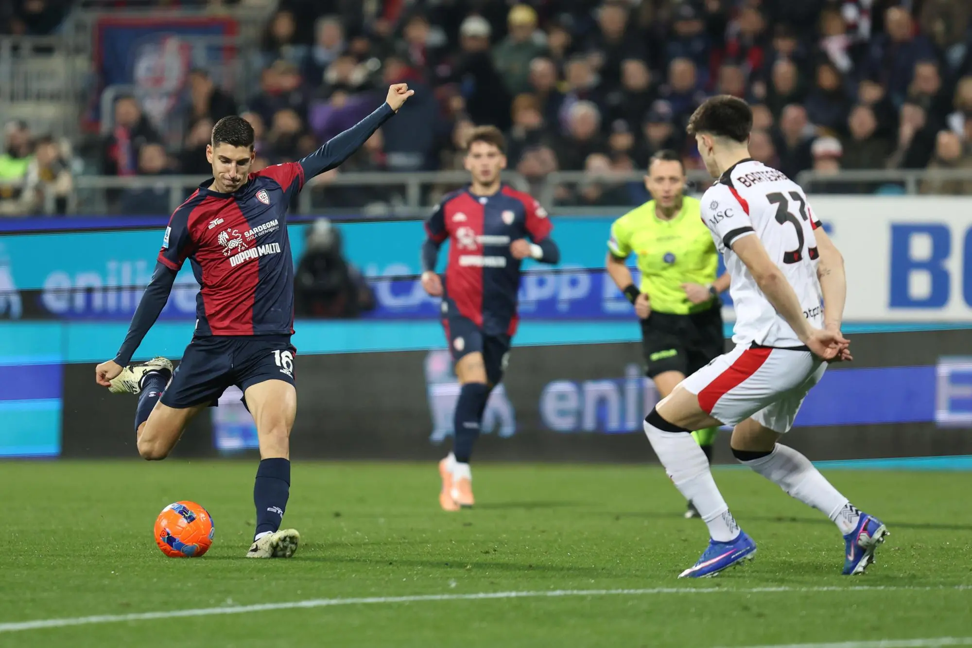 Un tiro di Matteo Prati in Cagliari-Milan (foto Ansa)