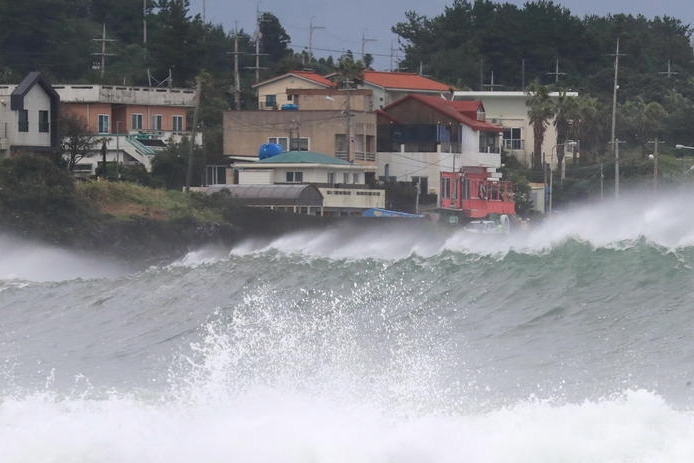 epa08650042 High waves pound the coast of the city of Seogwipo, Jeju Island, South Korea, 06 September 2020, as Typhoon Haishen approaches the Korean Peninsula. EPA/YONHAP SOUTH KOREA OUT