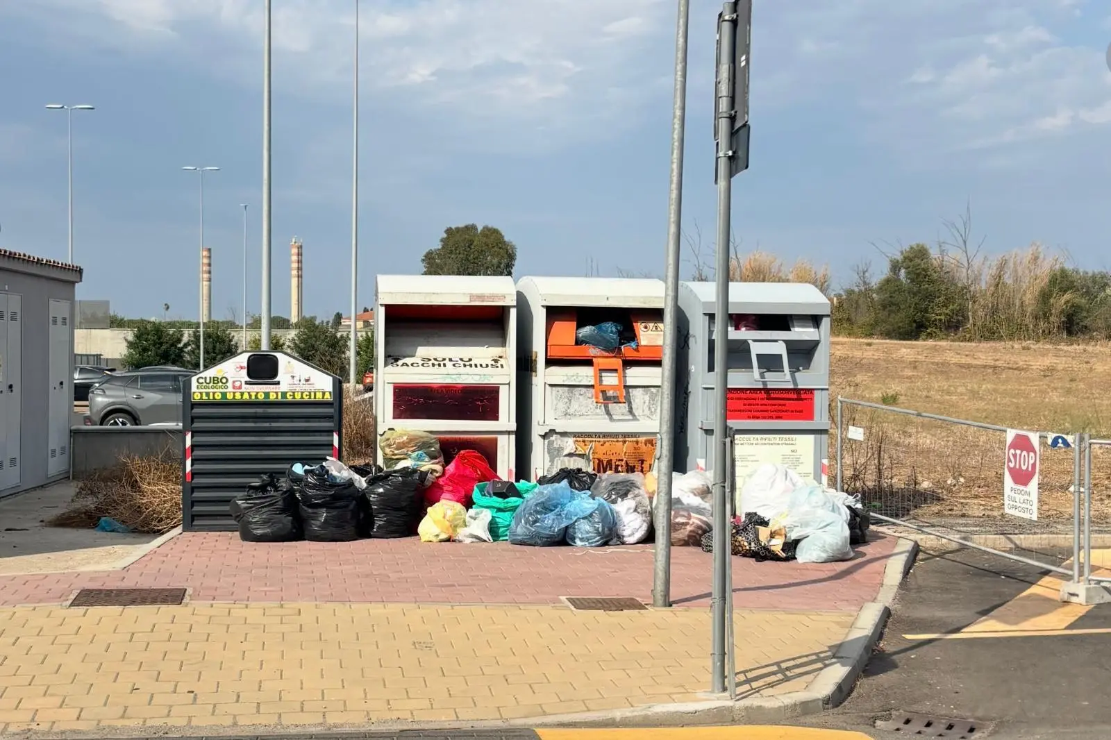 Alcuni contenitori per la raccolta degli abiti usati