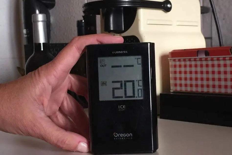 Un termometro per ambienti domestici (foto L'Unione Sarda)