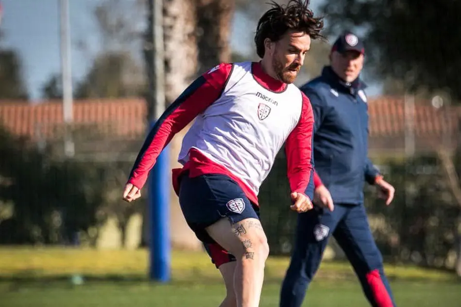 Luca Cigarini e sullo sfondo Rolando Maran (foto Twitter Cagliari)