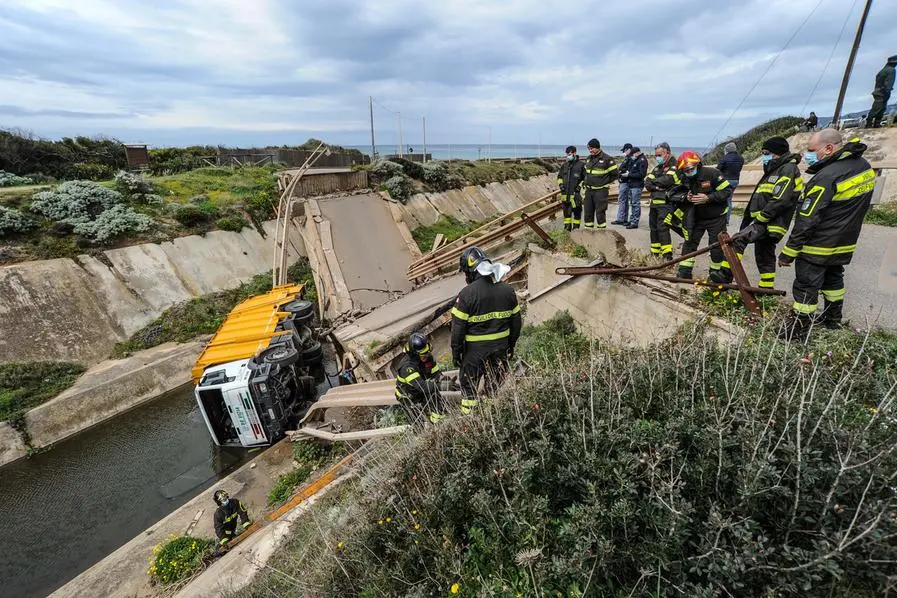 Il crollo del ponte di Fontanamare (Archivio L'Unione Sarda - Cucca)