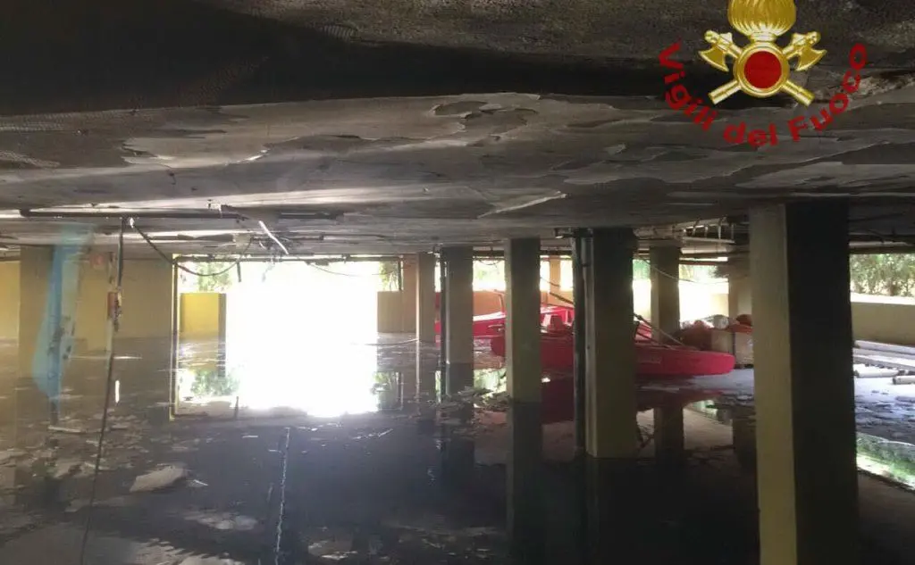 Il rogo in un garage del villaggio