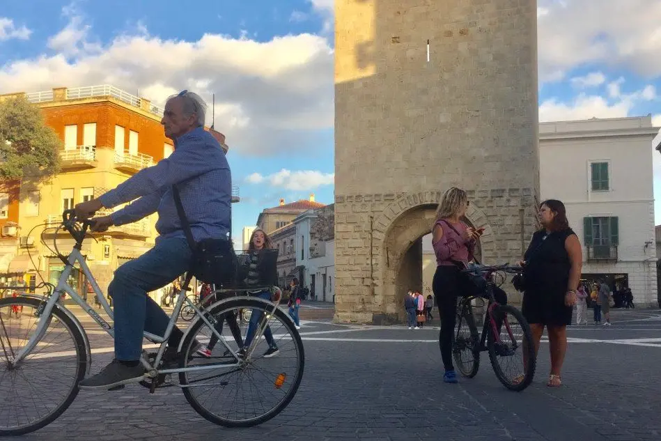 In bici nel centro storico di Oristano