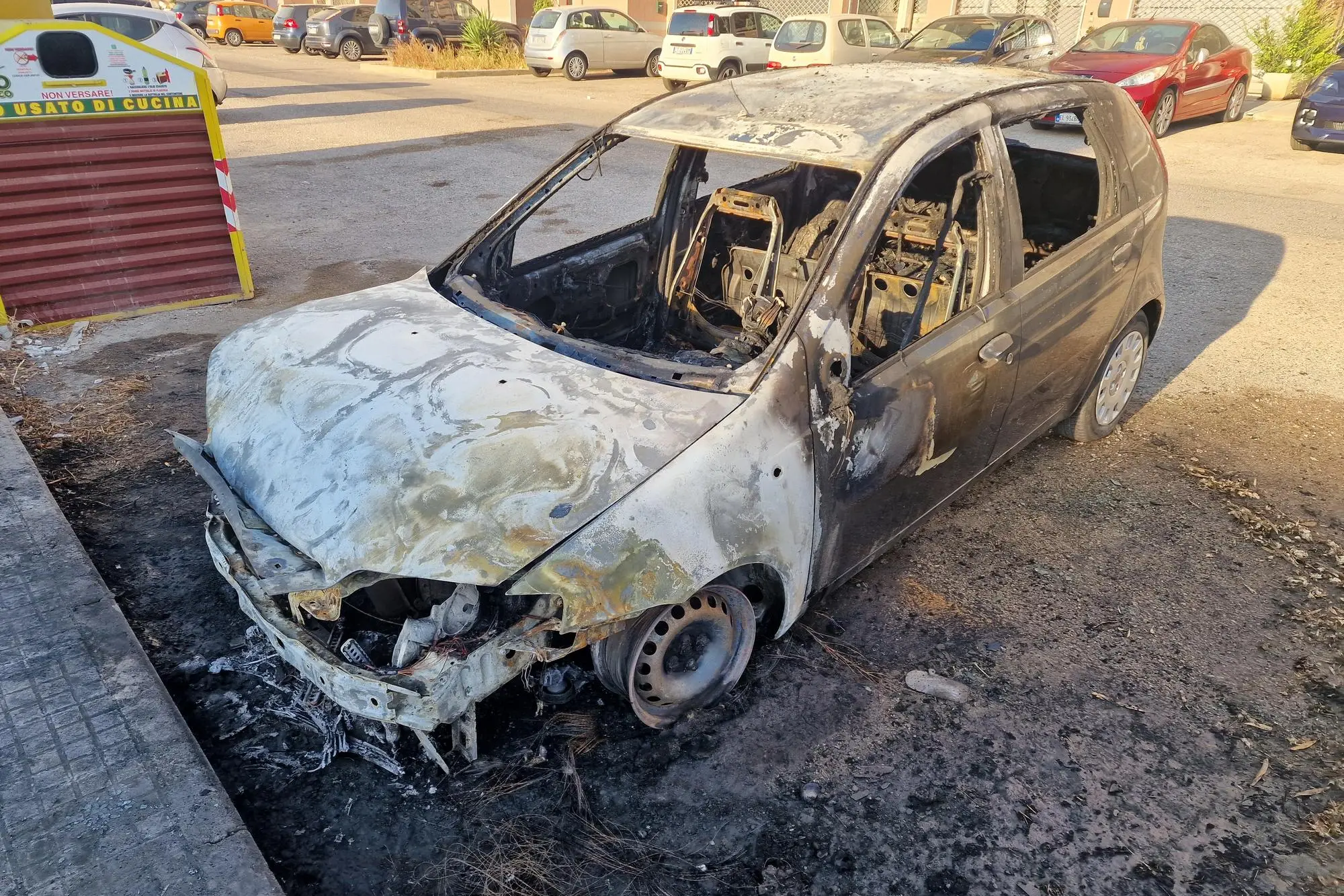 Quel che resta dell'auto dopo il rogo (foto Floris)