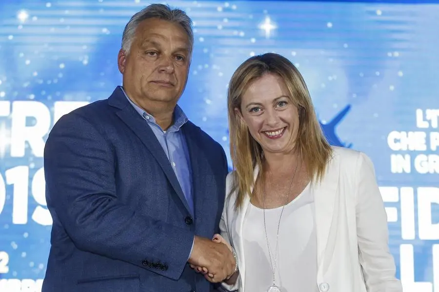 Viktor Orban e Giorgia Meloni (archivio L'Unione Sarda)