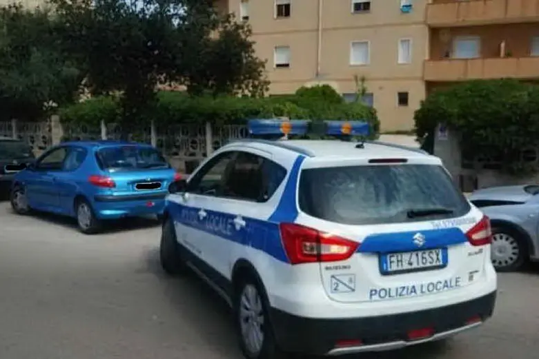 La Peugeot e l'auto della polizia locale (foto L'Unione Sarda - Pala)
