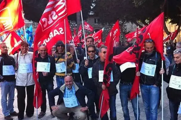 I lavoratori di Sardegna Uno durante una protesta