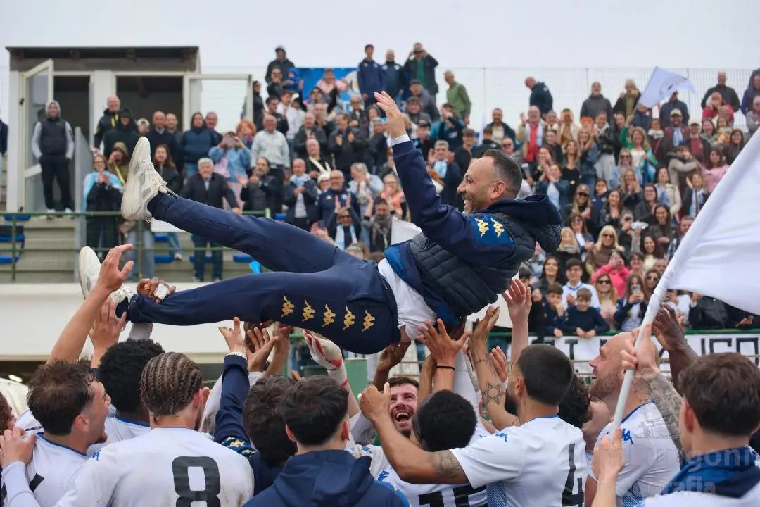 Fabio Levacovich “festeggiato” dopo la salvezza del Santa Teresa (foto Paolo Molino)