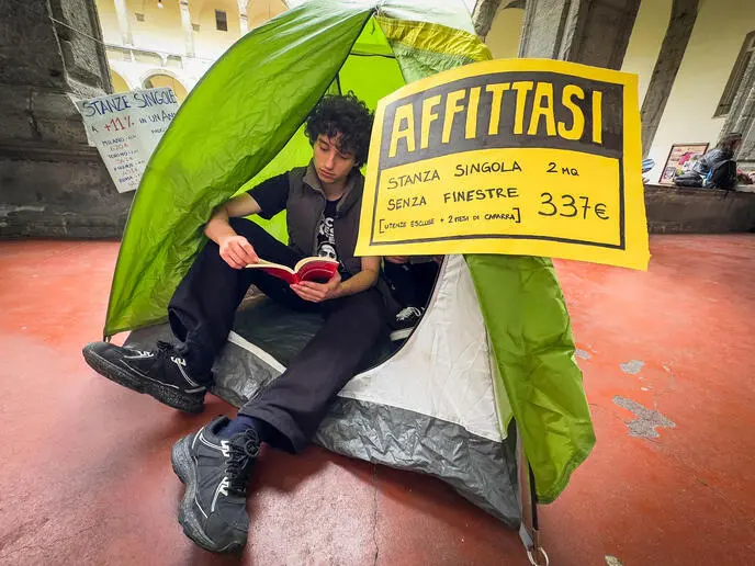 Studenti fuori sede della facoltà di lettere e filosofia protestano contro il caro affitti dentro una tenda da campeggio a Napoli, 12 Maggio 2023. ANSA/CESARE ABBATE/