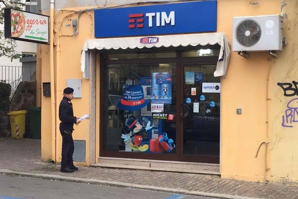 Il negozio rapinato (foto carabinieri)
