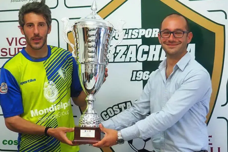 Pasella col capitano dell'Arzachena Bonacquisti
