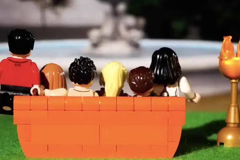 Il celebre divano di Friends (foto Twitter Lego)