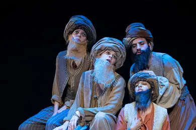 Lo spettacolo "Alì Babà e i 40 ladroni" in scena al Teatro delle Saline (foto Ansa)