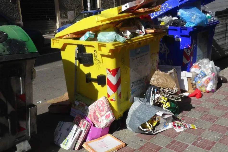 Cassonetti colmi di rifiuti