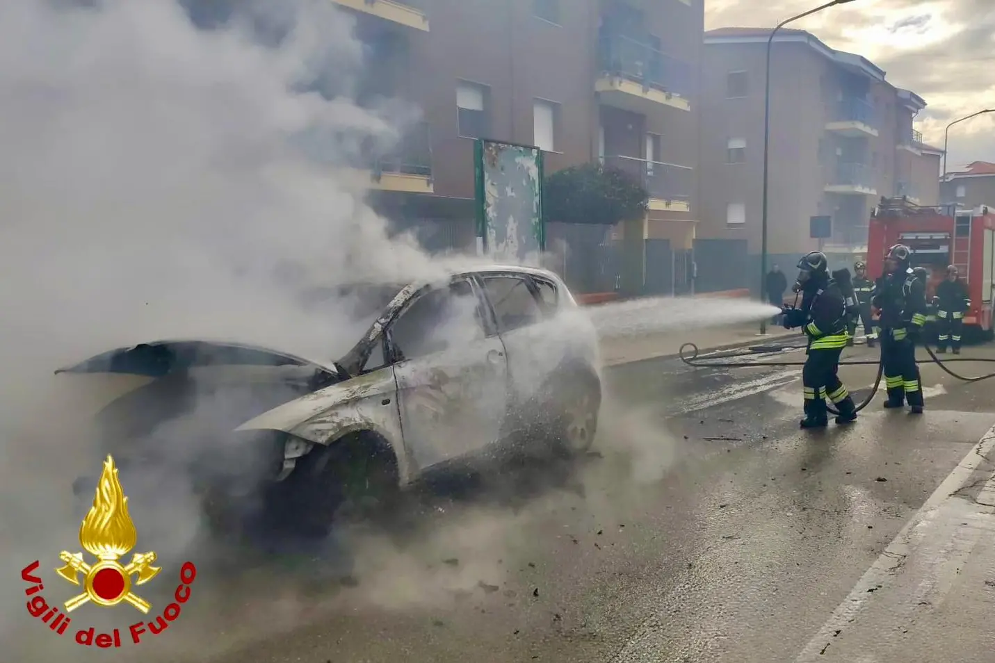 L'auto in fiamme in via Lago di Baratz (foto vigili del fuoco)