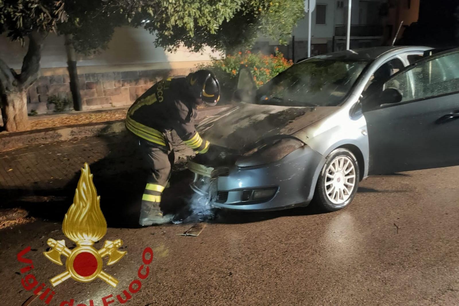 Auto a fuoco a Sassari, coinvolto anche un albero