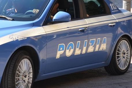 Calci e pugni contro i poliziotti dopo la rapina: 33enne in arresto a Cagliari