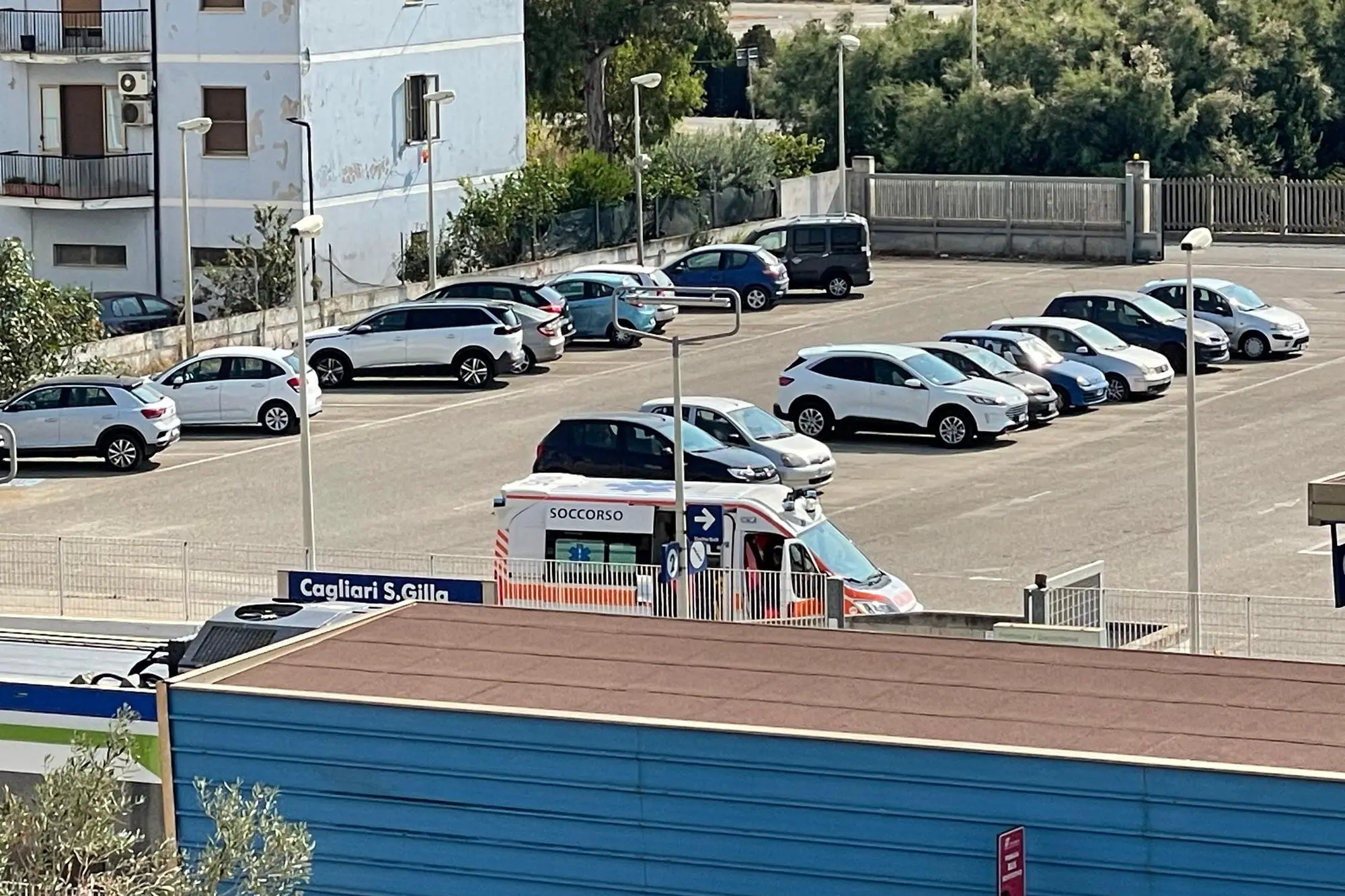 L'ambulanza alla stazione di Santa Gilla a Cagliari