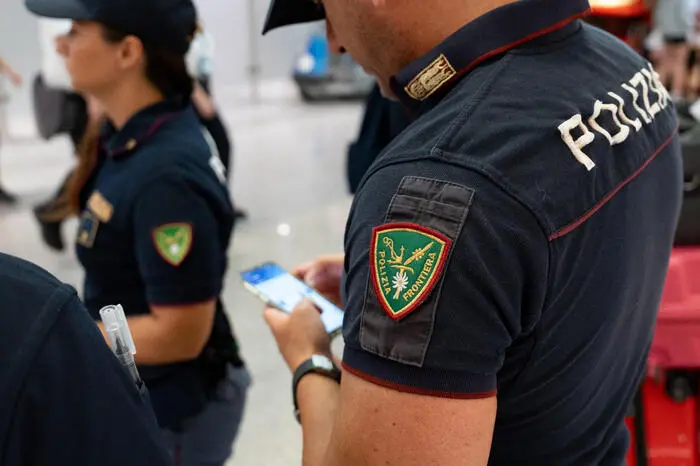 Controlli (foto Ansa)