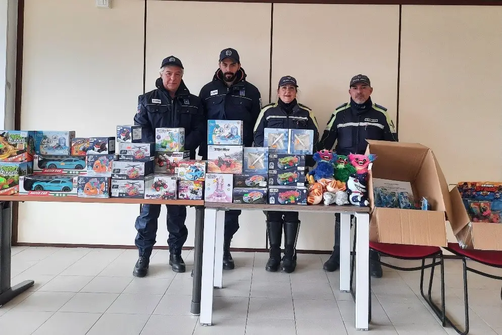 I giocattoli sequestrati a Porto Torres (foto concessa)