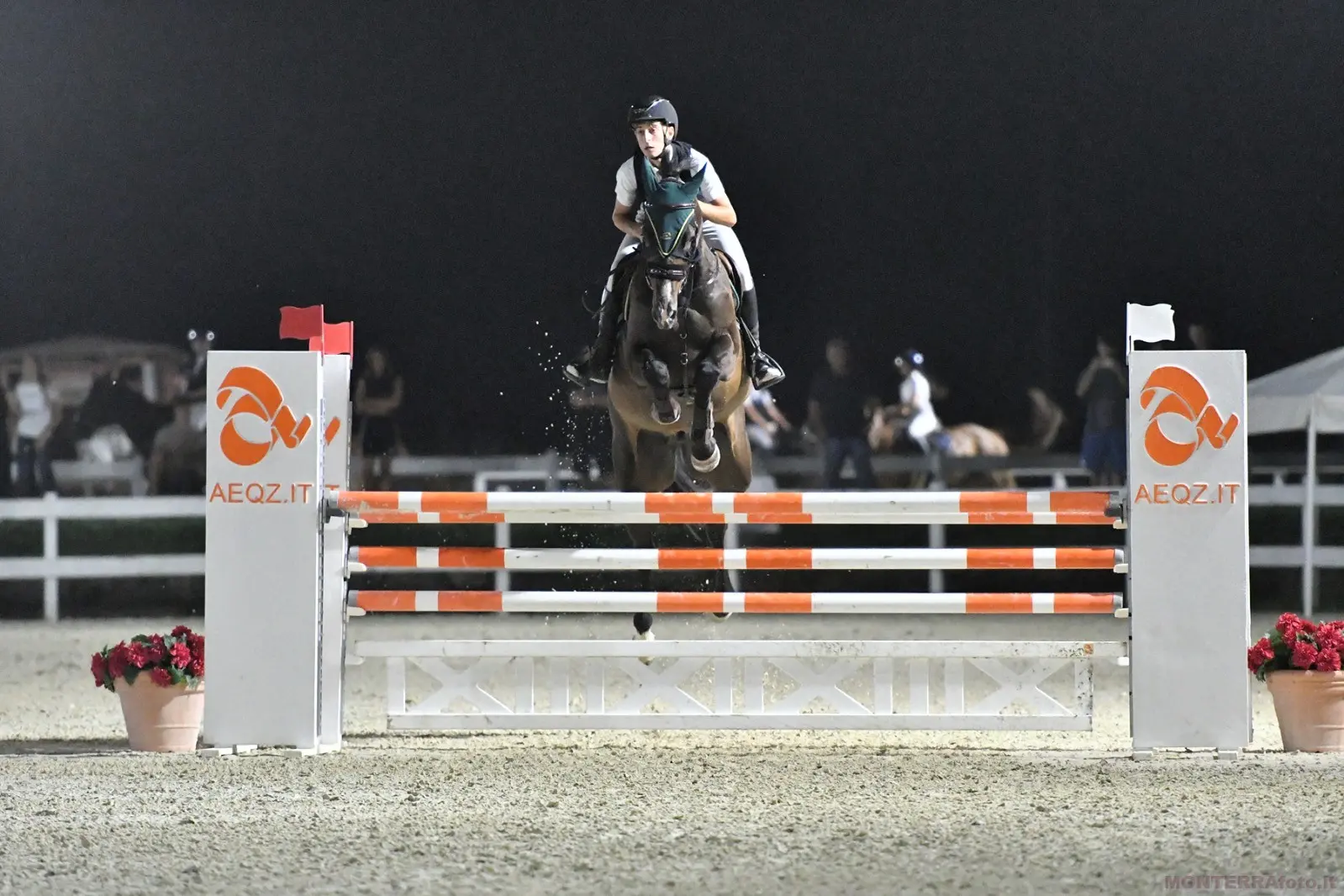 Un salto della semifinale del Trofeo Asvi in notturna a Tanca Regia (foto Corbinzolu)