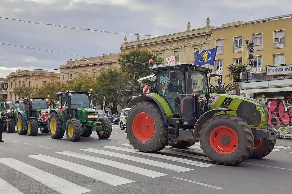 Cagliari, la protesta dei trattori nelle vie del centro (foto Ansa)