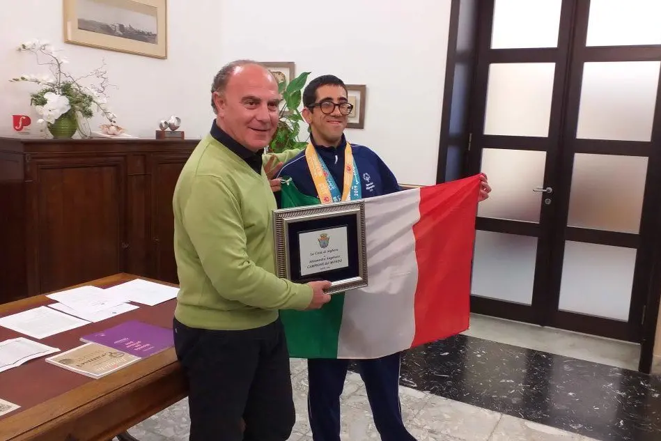 Alessandro Angelotti con il sindaco di Alghero (foto L'Unione Sarda - Fiori)