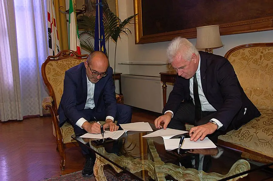 La firma dell'intesa tra Comune di Cagliari (Paolo Truzzu) e Fedescherma\u00A0(Paolo Azzi)