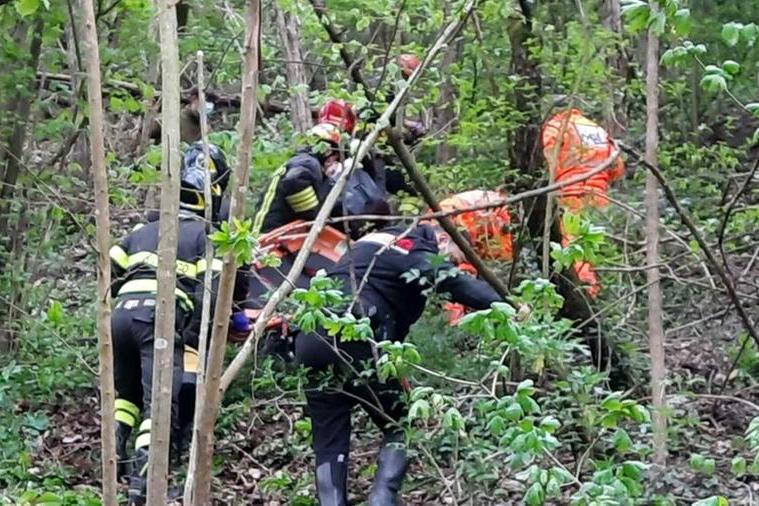 Tragedia nei boschi: guardiacaccia di 18 anni scivola in un dirupo e muore