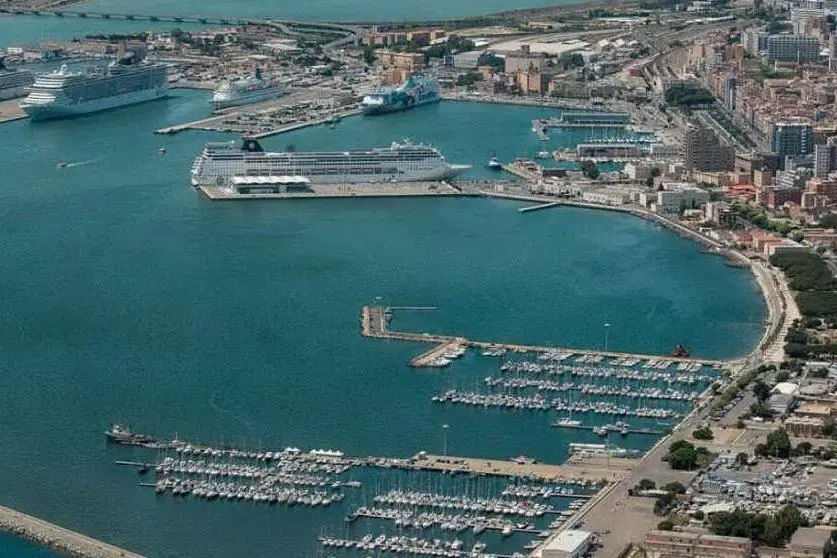 Il porto di Cagliari (archivio L'Unione Sarda)