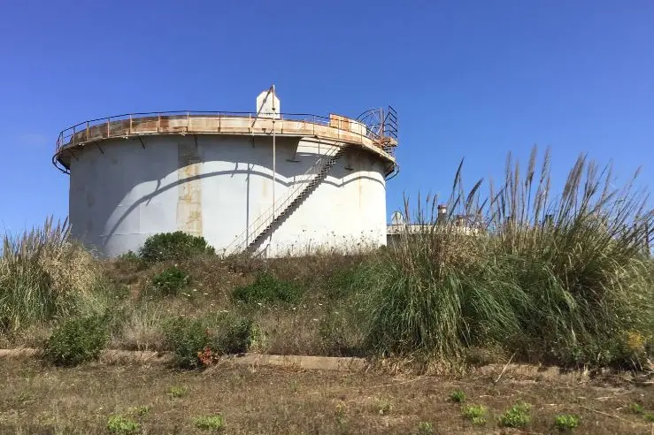 Uno dei serbatori dell'area industriale (foto Pala)