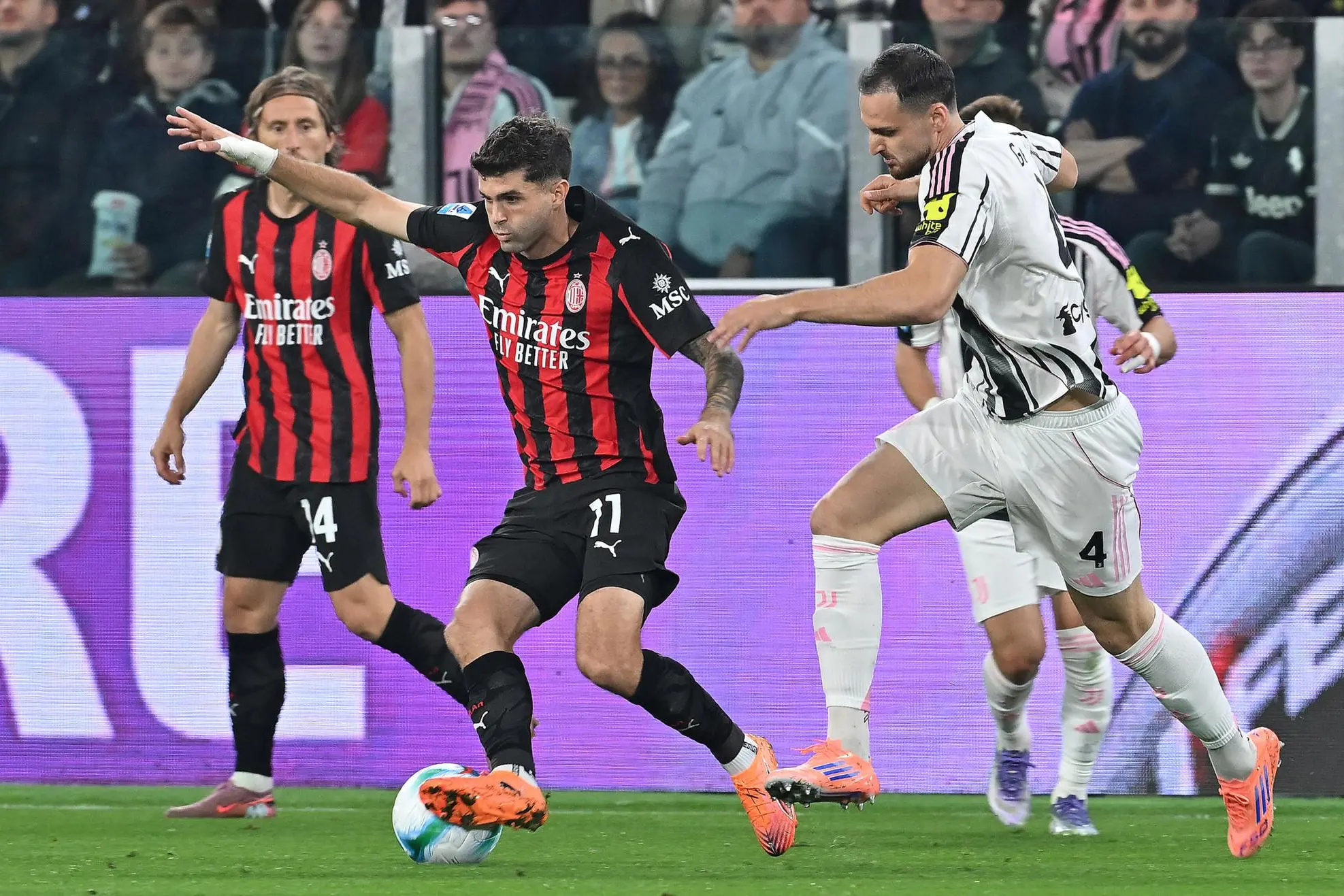 Christian Pulišić e Federico Gatti in Juventus-Milan del girone d'andata di Serie A (foto Ansa)
