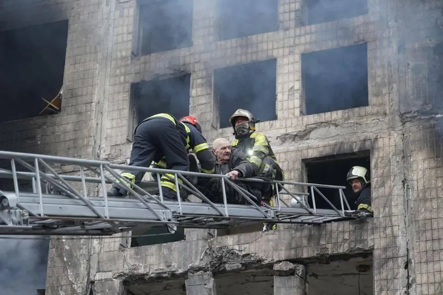 Un post tratto dal profilo Twitter delle forze armate ucraine: il grattacielo colpito all'alba alla periferia di Kiev (via Ansa)