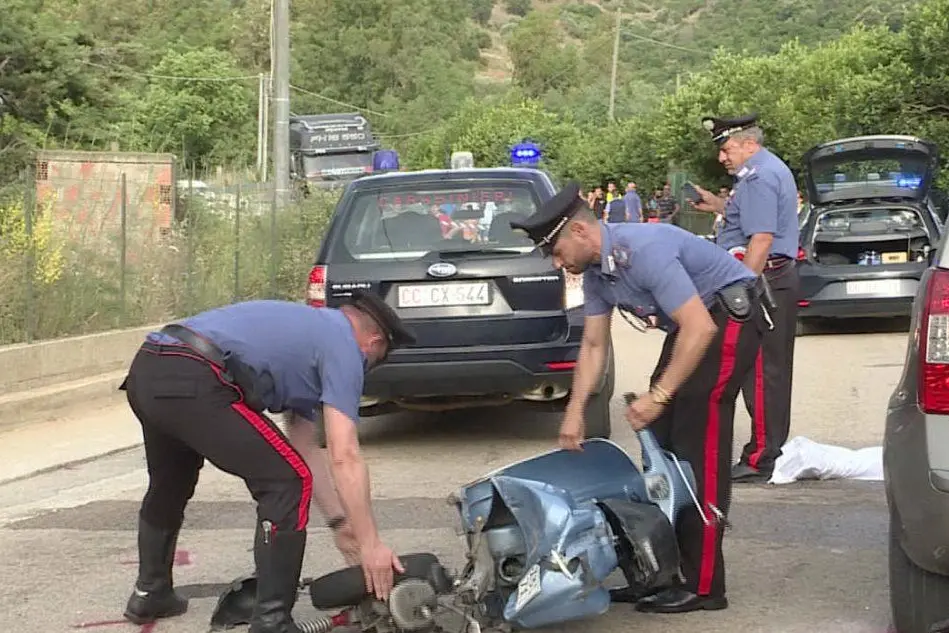 I carabinieri sul luogo dell'incidente (L'Unione Sarda - Loi)